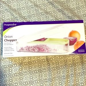 Progressive onion chopper